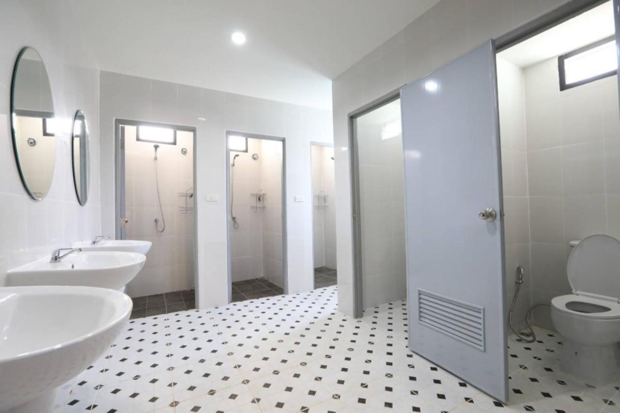Thiết kế toilet và phòng tắm dùng chung trong hostel 11